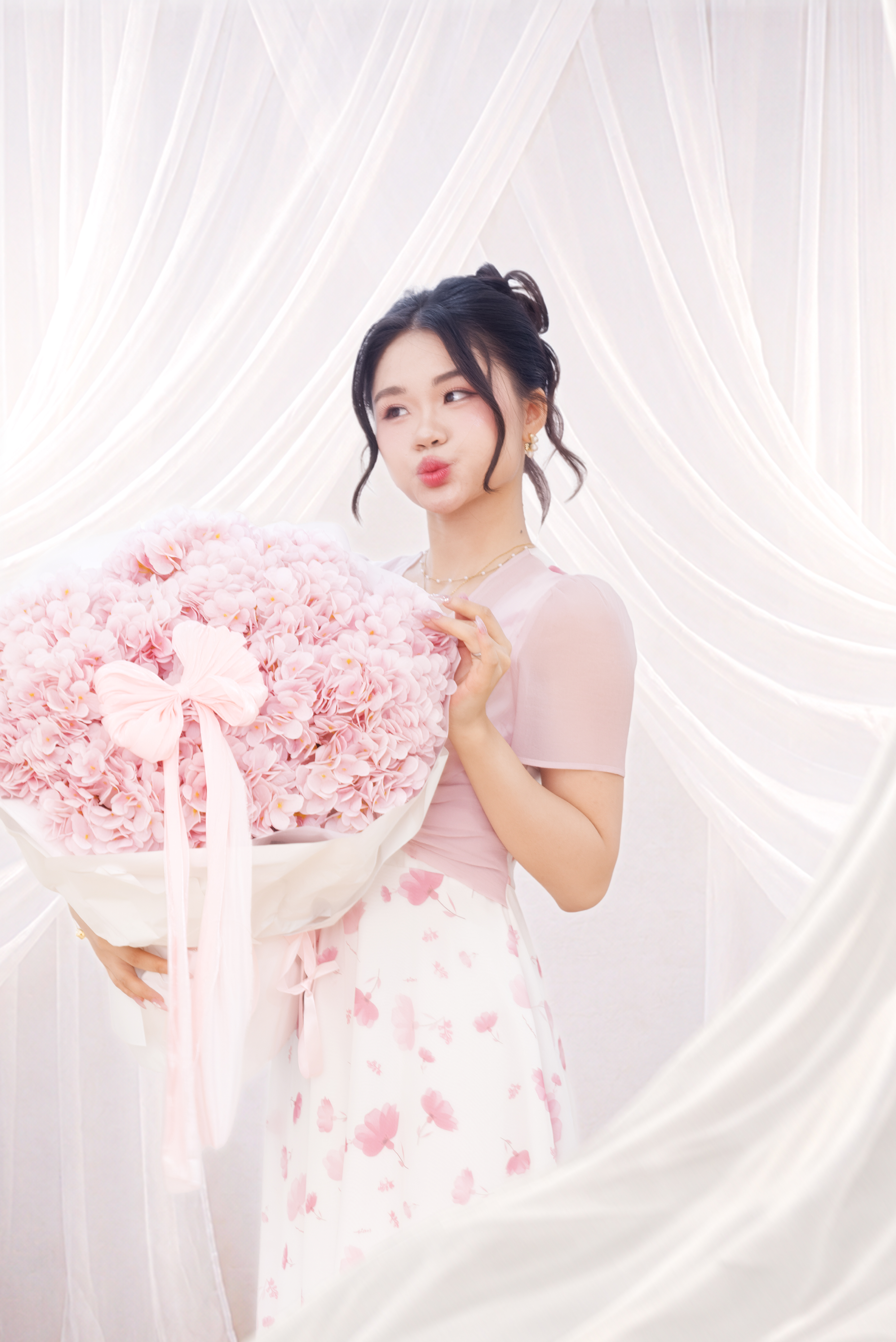 Ảnh thời trang concept hoa hồng pastel 3